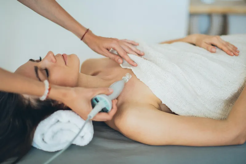 Seduta di epilazione laser in cabina presso Velvet Milano Beauty